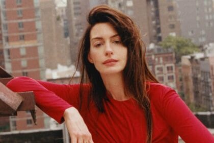 Anne Hathaway fala sobre abraçar seu lado 'femme fatale' aos 41 anos enquanto estrela glamorosa aparece na capa da Vogue França