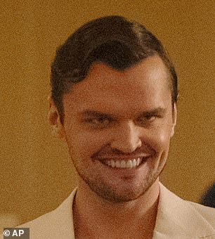 É o filho de Jack Nicholson, Ray! Ray chocou os fãs com um sorriso misterioso no novo filme, que era quase idêntico ao sorriso maníaco do vencedor do Oscar como Jack Torrance no clássico de Stanley Kubrick de 1980, O Iluminado.