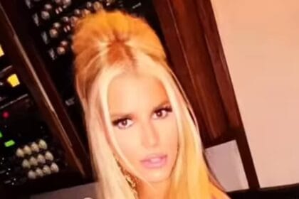 Jessica Simpson comemora sete anos de sobriedade em meio a rumores de turbulência conjugal