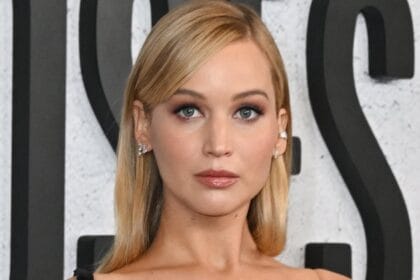 A grávida Jennifer Lawrence embala a barriga com um vestido gótico glamouroso na estreia de Bread & Roses em Los Angeles