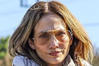 Jennifer Lopez mostra seu estilo de outono em Los Angeles quando sua vida amorosa após o divórcio de Ben Affleck é revelada