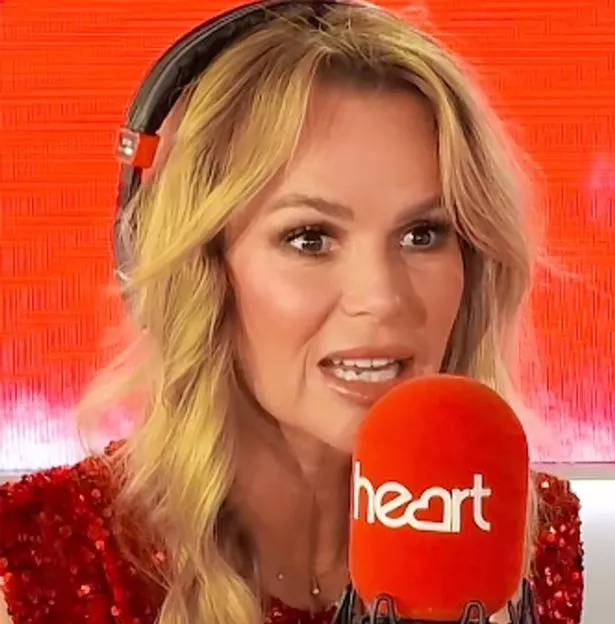 Amanda Holden durante o Heart Breakfast Show