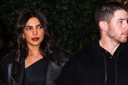 Priyanka Chopra fica com pernas compridas ao lado de Nick Jonas enquanto eles aproveitam a noite dos pais em Nova York