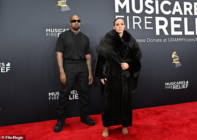 O artista Bound 2 não estava manipulando censos em palhaçadas, como caminhar pelo tapete vermelho do Grammy em 2 de fevereiro em um conjunto puro que exposto publicamente imitando partes de sua anatomia, um representante para o casal disse