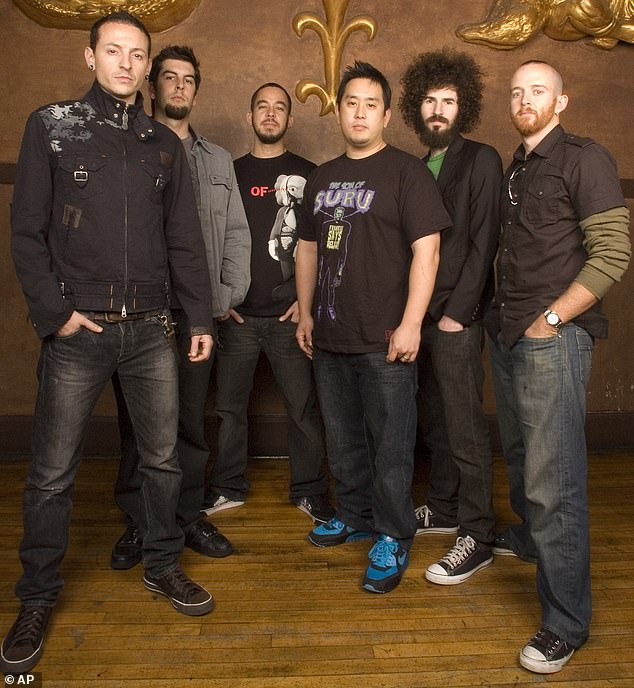 (da esquerda) Chester é retratado em 2007 com seus colegas de banda de Linkin Park, Ron Bourdon, Mike Shinoda, Joe Hahn, Brad Delson e Dave 'Phoenix' Farrell em Nova York