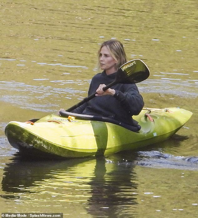 Theron parecia levar algum tempo praticando seu remar